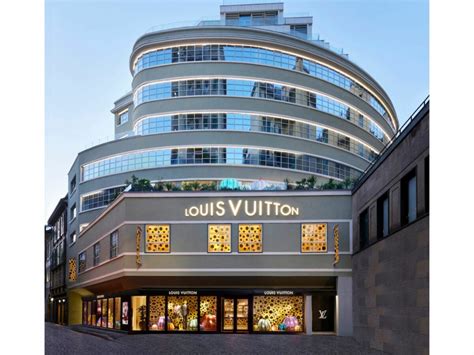 Vuitton: il nuovo spazio nell'ex Garage Traversi in centro a Milano